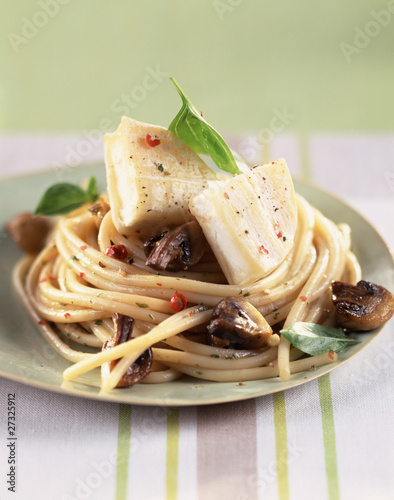 "Spaghetti nest with rocamadour cheese" Стоковая фотография и роялти-фри изображение на Fotolia.ru - Pic 27325912