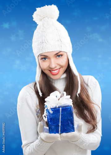 photo of girls on snow with hats №18332 photo of girls on snow with hats № 18331