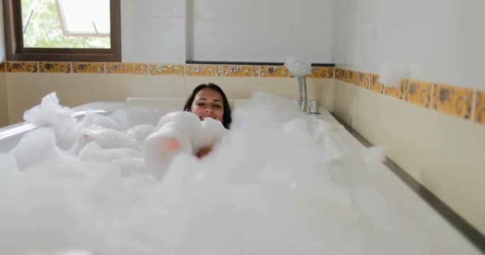 Фото рыжей в ванне джакузи с пеной