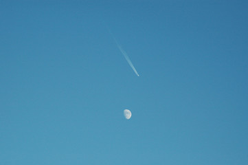 jet et lune sur ciel d'azur