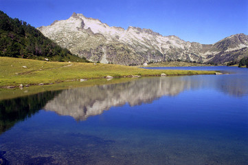 Fototapeta na wymiar aumar jeziora i Neouvielle