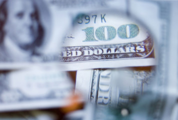 Fototapeta premium looking at 100 dollars