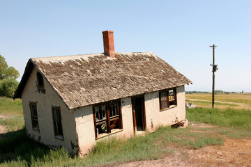 Fototapeta na wymiar krzywy i opuszczonych domu