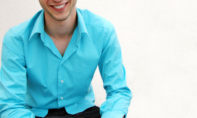 jeune homme souriant à chemise