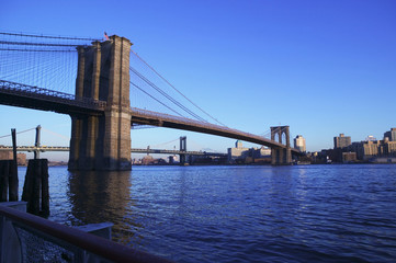 Fototapeta na wymiar Brooklyn Bridge o zachodzie słońca
