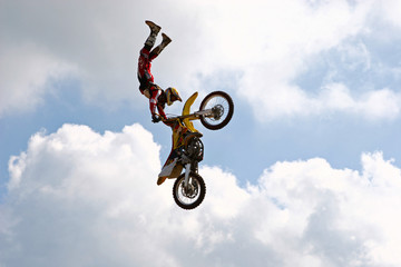 Obraz premium embrasser sa roue avant