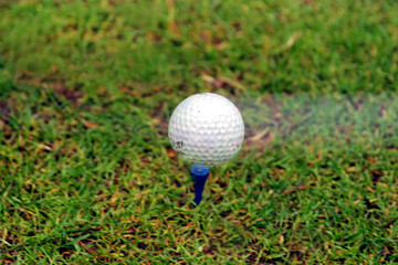 balle de golf sur tee à l'impact