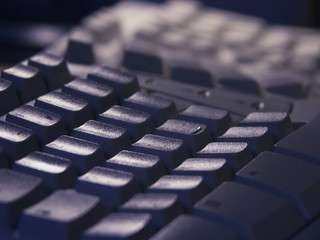 clavier en macro avec lumière mauve