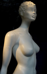 mannequin nu sur fond noir