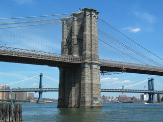 Naklejka premium widok na krajobraz brooklyn bridge tower na manhattanie