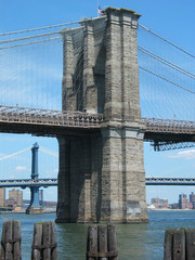 Naklejka premium portrait view of brooklyn bridge tower