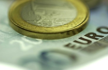 m&uuml;nze auf papiergeld