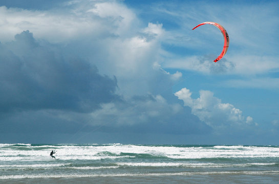 kite surf dans l'écume de mer
