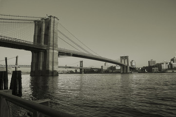 Fototapeta na wymiar Brooklyn Bridge w czerni i bieli