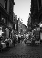 Naklejka premium une rue de bruxelles la nuit