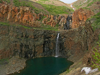 Fototapeta na wymiar Wodospad w czerwonych kamieni