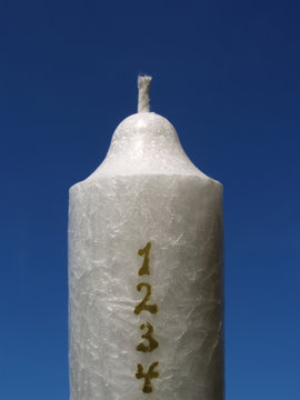 christmas calendar candle &ndash; white with golden numb