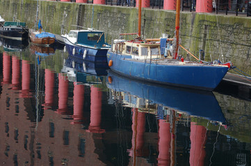 Fototapeta na wymiar refleksje Albert Dock 02