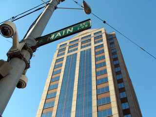 Fototapeta na wymiar Główną ulica wieżowiec