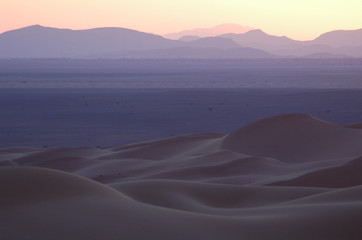 Fototapeta na wymiar zachód słońca nad Sahary