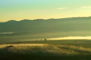 paysage d'auvergne matinal