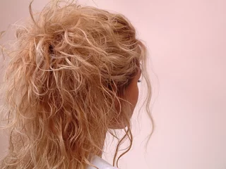 Papier Peint photo Salon de coiffure fille blonde avec une coiffure parfaite