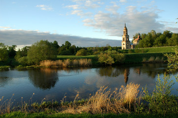 Fototapeta na wymiar krajobrazu wiejskiego z cerkwi.