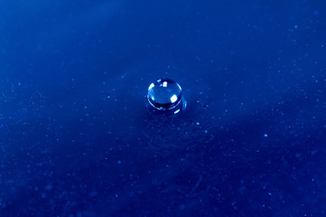 goutte flottante bleue © Vetea TOOMARU