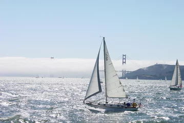 Foto auf Acrylglas Segeln Segelboot und das goldene Tor