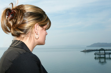 Fototapeta na wymiar beautiful young woman at the lake