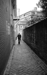  vieil homme dans une ruelle