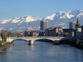 grenoble depuis le pont de la bastille