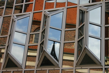 kirchturmspiegelung in einer kaufhausfassade in münster