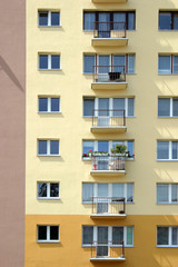 Fototapeta na wymiar Okna i balkony