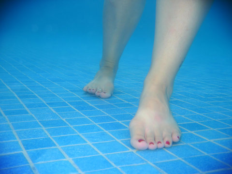 lomo feet underwater