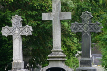 grabkreuze auf einem friedhof in hameln
