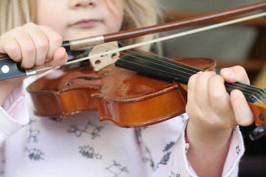 jeune enfant violoniste