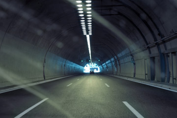 auto in de tunnel