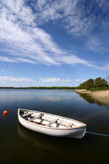 Fototapeta na wymiar łód¼ na jeziorze
