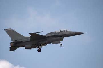 Fototapeta na wymiar f-16 landing