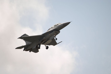 Fototapeta na wymiar f-16 jet lądowania