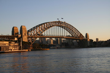 Fototapeta na wymiar Harbour Bridge o wschodzie słońca
