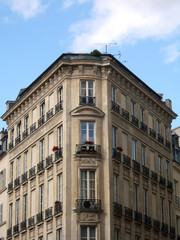 Fototapeta na wymiar kąt paryskim budynku