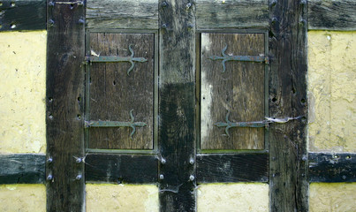 geschlossene holzfensterläden in einer fachwerkwand