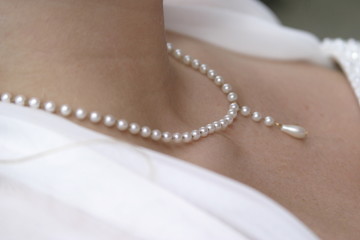 pearl necklace on bride with nude neckline