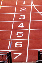 couloirs de depart sur une piste de stade