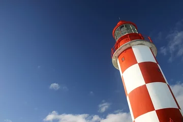 Foto auf Acrylglas Leuchtturm Leuchtturm unter tiefblauem Himmel