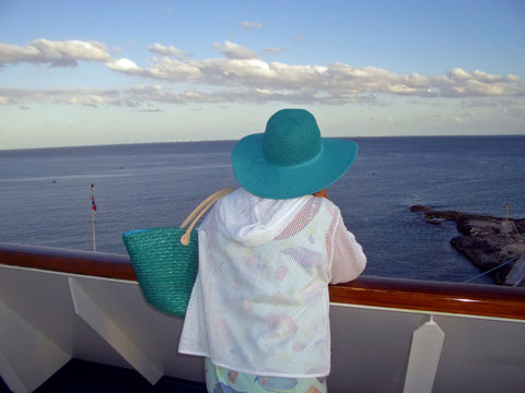 turquoise hat cruise lady