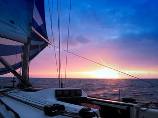 Abwaschbare Fototapete Segeln sailing with spinnaker at dusk