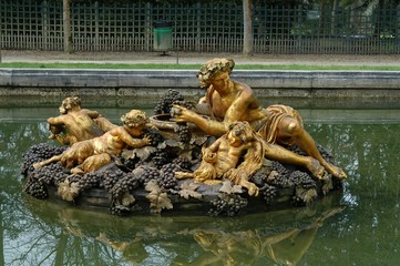 fountain with statues